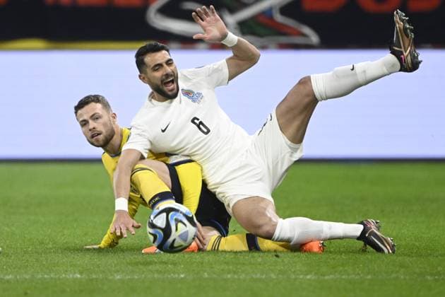 STOCKHOLM 20230327 Sveriges Gabriel Gudmundsson (tv) och Azerbajdzjans Hojjat Haggverdi under mandagens EM-kvalmatch i fotboll mellan Sverige och Azerbajdzjan pa Friends Arena. STOCKHOLM SVERIGE x10080x Copyright: xFredrikxSandberg TTx EM-KVAL SVERIGE-AZERBAJDZJAN
