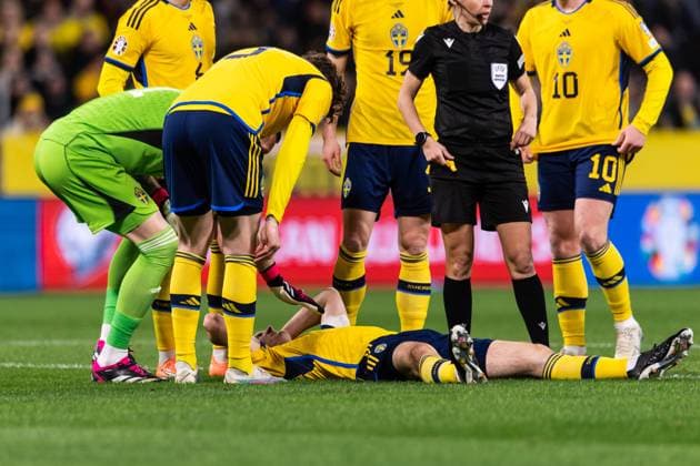 230327 Hjalmar Ekdal of Sweden in pain during the UEFA EURO, EM, Europameisterschaft,Fussball Qualifier, EM, Europameisterschaft football match between Sweden and Azerbaijan on March 27, 2023 in Stockholm. Photo: Julia Koch BILDBYRAN kod JK JZ0347 bbeng football soccer fotboll fotball uefa euro qualifier landskamp emkval em-kvalifisering em-kvalik sverige sverige a sweden azerbajdzjan Copyright: JULIAxKOCH BB230327JK012