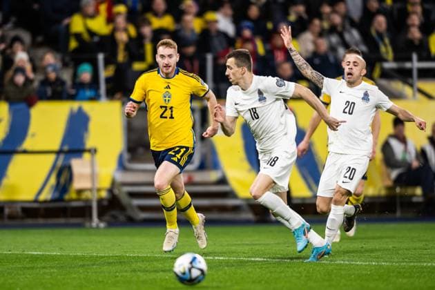 230327 Dejan Kulusevski of Sweden against Anton Krivotsyuk and Richard Almeida of Azerbaijan during the UEFA EURO, EM, Europameisterschaft,Fussball Qualifier, EM, Europameisterschaft football match between Sweden and Azerbaijan on March 27, 2023 in Stockholm. Photo: Maxim Thore BILDBYRAN kod MT JZ0347 bbeng football soccer fotboll fotball uefa euro qualifier landskamp emkval em-kvalifisering em-kvalik sverige sverige a sweden azerbajdzjan Copyright: MAXIMxTHORE BB230327MT026