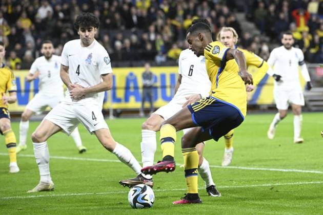 STOCKHOLM 20230327 Sveriges Alexander Isak (th) och Azerbajdzjans Bahlul Mustafazada ( 4) under mandagens EM-kvalmatch i fotboll mellan Sverige och Azerbajdzjan pa Friends Arena. STOCKHOLM SVERIGE x10080x Copyright: xFredrikxSandberg TTx EM-KVAL SVERIGE-AZERBAJDZJAN