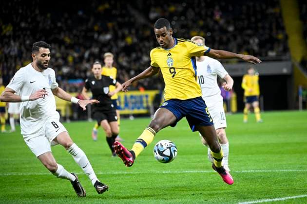 STOCKHOLM 20230327 Sveriges Alexander Isak (th) och Azerbajdzjans Hojjat Haggverdi (tv) under mandagens EM-kvalmatch i fotboll mellan Sverige och Azerbajdzjan pa Friends Arena. STOCKHOLM SVERIGE x10080x Copyright: xFredrikxSandberg TTx EM-KVAL SVERIGE-AZERBAJDZJAN