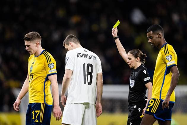 230327 Viktor Gyökeres of Sweden receives a yellow card by Referee StÃ phanie Frappart during the UEFA EURO, EM, Europameisterschaft,Fussball Qualifier, EM, Europameisterschaft football match between Sweden and Azerbaijan on March 27, 2023 in Stockholm. Photo: Jesper Zerman BILDBYRAN COP 234 JZ0347 bbeng football soccer fotboll fotball uefa euro qualifier landskamp emkval em-kvalifisering em-kvalik sverige sverige a sweden azerbajdzjan Copyright: JESPERxZERMAN BB230327JZ016