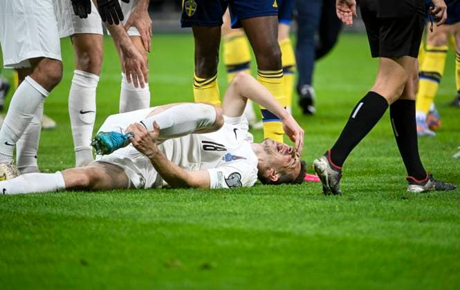 STOCKHOLM 20230327 Azerbajdzjans Anton Krivotsyuk ligger pa gräset och har ont under mandagens EM-kvalmatch i fotboll mellan Sverige och Azerbajdzjan pa Friends Arena. STOCKHOLM SVERIGE x10080x Copyright: xFredrikxSandberg TTx EM-KVAL SVERIGE-AZERBAJDZJAN