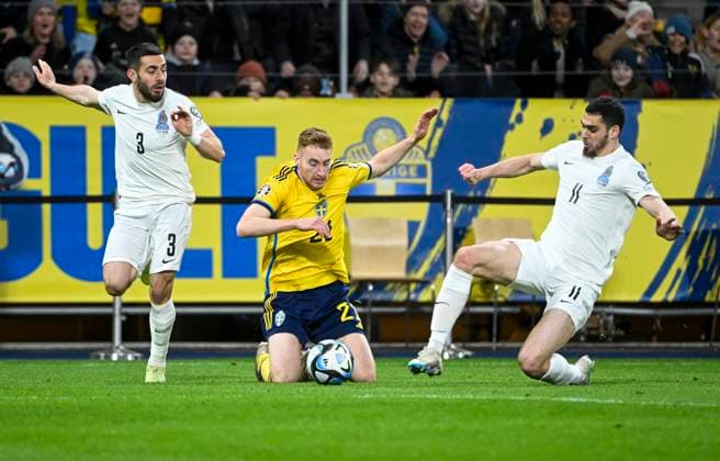 STOCKHOLM 20230327 Sveriges Dejan Kulusevski (mitten), och Azerbajdzjans Elvin Jafarguliyev (tv) och Ramil Sheydayev under mandagens EM-kvalmatch i fotboll mellan Sverige och Azerbajdzjan pa Friends Arena. STOCKHOLM SVERIGE x10080x Copyright: xFredrikxSandberg TTx EM-KVAL SVERIGE-AZERBAJDZJAN