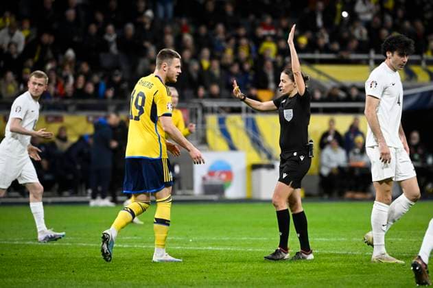 STOCKHOLM 20230327 Sveriges Mattias Svanberg och kvällens domare StÃ phanie Frappart under mandagens EM-kvalmatch i fotboll mellan Sverige och Azerbajdzjan pa Friends Arena. STOCKHOLM SVERIGE x10080x Copyright: xFredrikxSandberg TTx EM-KVAL SVERIGE-AZERBAJDZJAN