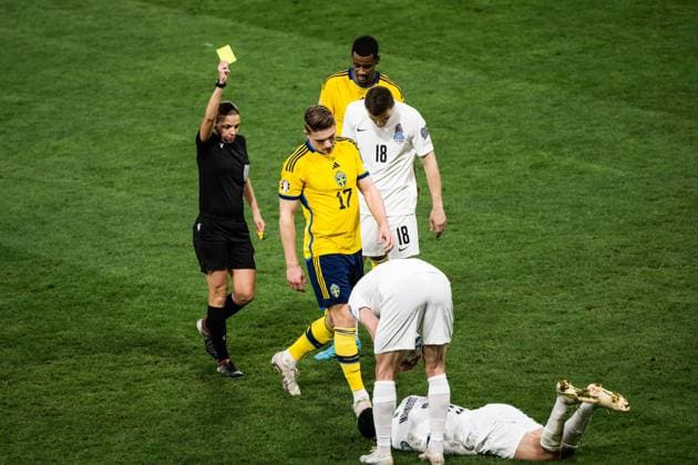 230327 Viktor Gyökeres of Sweden receives a yellow card by Referee StÃ phanie Frappart during the UEFA EURO, EM, Europameisterschaft,Fussball Qualifier, EM, Europameisterschaft football match between Sweden and Azerbaijan on March 27, 2023 in Stockholm. Photo: Emma Wallskog BILDBYRAN COP 320 JZ0347 bbeng football soccer fotboll fotball uefa euro qualifier landskamp emkval em-kvalifisering em-kvalik sverige sverige a sweden azerbajdzjan Copyright: EMMAxWALLSKOG BB230327EW015