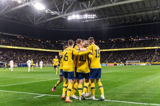 230327 Emil Forsberg of Sweden celebrates with team mates after scoring 1-0 during the UEFA EURO, EM, Europameisterschaft,Fussball Qualifier, EM, Europameisterschaft football match between Sweden and Azerbaijan on March 27, 2023 in Stockholm. Photo: Maxim Thore BILDBYRAN kod MT JZ0347 bbeng football soccer fotboll fotball uefa euro qualifier landskamp emkval em-kvalifisering em-kvalik sverige sverige a sweden azerbajdzjan jubel Copyright: MAXIMxTHORE BB230327MT038
