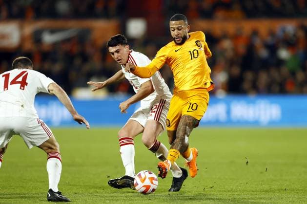 ROTTERDAM - (lr) Graeme Torrilla of Gibraltar, Memphis Depay of Holland during the UEFA European Championship, EM, Europameisterschaft Qualifying match between the Netherlands and Gibraltar at Feyenoord Stadion de Kuip on March 27, 2023 in Rotterdam, Netherlands. ANP PIETER STAM DE JONGE UEFA EURO, EM, Europameisterschaft,Fussball 2024 Qualifying Round 2022 2023 xVIxANPxSportx xxANPxIVx 465880985 originalFilename: 465880985.jpg