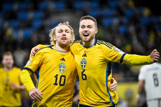 STOCKHOLM 20230327 Sveriges Emil Forsberg (tv) jublar med Gabriel Gudmundsson efter sitt 1-0-mal under mandagens EM-kvalmatch i fotboll mellan Sverige och Azerbajdzjan pa Friends Arena. STOCKHOLM SVERIGE x10080x Copyright: xFredrikxSandberg TTx EM-KVAL SVERIGE-AZERBAJDZJAN