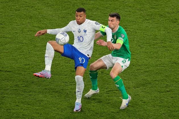 UEFA EURO, EM, Europameisterschaft,Fussball 2024 Qualifying Round Group B, Aviva Stadium, Dublin 27 3 2023 Republic of Ireland vs France France s Kylian MbappÃ Kylian MbappÃ with Seamus Coleman 27 3 2023  Copyright: x INPHO BenxBradyx BB4_1717