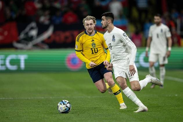 230327 Emil Forsberg of Sweden and Toral Bayramov of Azerbaijan during the UEFA EURO, EM, Europameisterschaft,Fussball Qualifier, EM, Europameisterschaft football match between Sweden and Azerbaijan on March 27, 2023 in Stockholm. Photo: Maxim Thore BILDBYRAN kod MT JZ0347 bbeng football soccer fotboll fotball uefa euro qualifier landskamp emkval em-kvalifisering em-kvalik sverige sverige a sweden azerbajdzjan Copyright: MAXIMxTHORE BB230327MT047