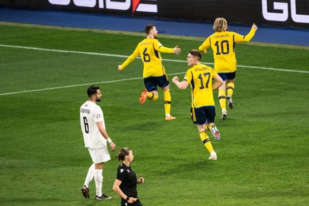 i230327 Gabriel Gudmundsson, Emil Forsberg and Viktor Gyökeres of Sweden celebrate after 1-0 during the UEFA EURO, EM, Europameisterschaft,Fussball Qualifier, EM, Europameisterschaft football match between Sweden and Azerbaijan on March 27, 2023 in Stockholm. Photo: Emma Wallskog BILDBYRAN COP 320 JZ0347 bbeng football soccer fotboll fotball uefa euro qualifier landskamp emkval em-kvalifisering em-kvalik sverige sverige a sweden azerbajdzjan jubel Copyright: EMMAxWALLSKOG BB230327EW017