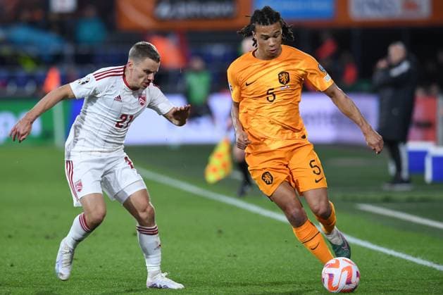 Fußball UEFA European Qualifiers Niederlande - Gibraltar am 27.03.2023 im Feyenoord Stadium in Rotterdam Jaamie Coombes ( Gibraltar ), links - Nathan Ake ( Niederlande ), rechts