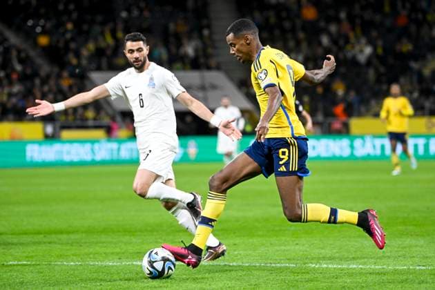 STOCKHOLM 20230327 Sveriges Alexander Isak (th) och Azerbajdzjans Hojjat Haggverdi under mandagens EM-kvalmatch i fotboll mellan Sverige och Azerbajdzjan pa Friends Arena. STOCKHOLM SVERIGE x10080x Copyright: xFredrikxSandberg TTx EM-KVAL SVERIGE-AZERBAJDZJAN