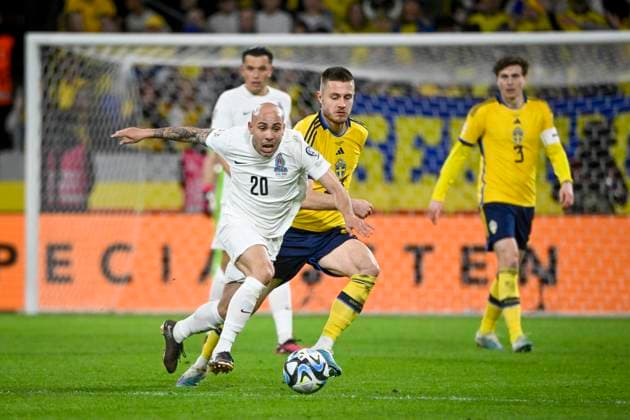 STOCKHOLM 20230327 Azerbajdzjans Richard Almeida ( 20) och Sveriges Mattias Svanberg under mandagens EM-kvalmatch i fotboll mellan Sverige och Azerbajdzjan pa Friends Arena. STOCKHOLM SVERIGE x10080x Copyright: xFredrikxSandberg TTx EM-KVAL SVERIGE-AZERBAJDZJAN