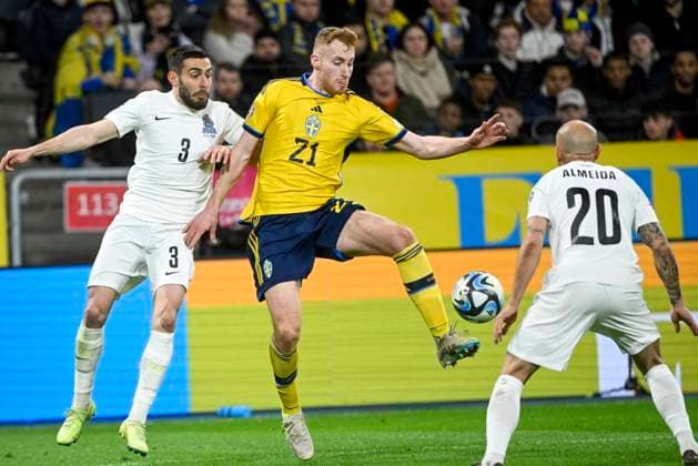 STOCKHOLM 20230327 Sveriges Dejan Kulusevski (mitten) mot Azerbajdzjans Elvin Jafarguliyev ( 3) och Richard Almeida ( 20) under mandagens EM-kvalmatch i fotboll mellan Sverige och Azerbajdzjan pa Friends Arena. STOCKHOLM SVERIGE x10080x Copyright: xFredrikxSandberg TTx EM-KVAL SVERIGE-AZERBAJDZJAN