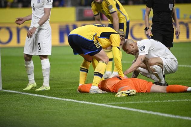 STOCKHOLM 20230327 Azerbajdzjans malvakt Emil Balayev ligger pa gräset och tas omhand under mandagens EM-kvalmatch i fotboll mellan Sverige och Azerbajdzjan pa Friends Arena. STOCKHOLM SVERIGE x10080x Copyright: xFredrikxSandberg TTx EM-KVAL SVERIGE-AZERBAJDZJAN