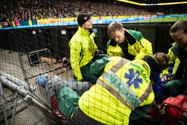 230327 A photographer is injured during the UEFA EURO, EM, Europameisterschaft,Fussball Qualifier, EM, Europameisterschaft football match between Sweden and Azerbaijan on March 27, 2023 in Stockholm. Photo: Jesper Zerman BILDBYRAN COP 234 JZ0347 bbeng football soccer fotboll fotball uefa euro qualifier landskamp emkval em-kvalifisering em-kvalik sverige sverige a sweden azerbajdzjan Copyright: JESPERxZERMAN BB230327JZ042