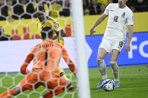 STOCKHOLM 20230327 Sveriges Alexander Isak (tv) och Azerbajdzjans Anton Krivotsyuk innan 2-0 (självmal) bakom Azerbajdzjans malvakt Emil Balayev under mandagens EM-kvalmatch i fotboll mellan Sverige och Azerbajdzjan pa Friends Arena. STOCKHOLM SVERIGE x10080x Copyright: xFredrikxSandberg TTx EM-KVAL SVERIGE-AZERBAJDZJAN
