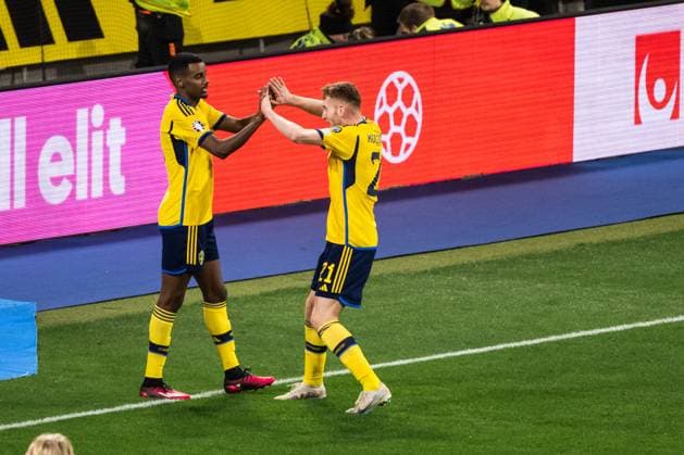 230327 Alexander Isak and Dejan Kulusevski of Sweden celebrate after 2-0 during the UEFA EURO, EM, Europameisterschaft,Fussball Qualifier, EM, Europameisterschaft football match between Sweden and Azerbaijan on March 27, 2023 in Stockholm. Photo: Emma Wallskog BILDBYRAN COP 320 JZ0347 bbeng football soccer fotboll fotball uefa euro qualifier landskamp emkval em-kvalifisering em-kvalik sverige sverige a sweden azerbajdzjan jubel Copyright: EMMAxWALLSKOG BB230327EW020