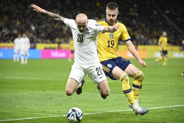 STOCKHOLM 20230327 Azerbajdzjans Richard Almeida (tv) och Sveriges Mattias Svanberg under mandagens EM-kvalmatch i fotboll mellan Sverige och Azerbajdzjan pa Friends Arena. STOCKHOLM SVERIGE x10080x Copyright: xFredrikxSandberg TTx EM-KVAL SVERIGE-AZERBAJDZJAN