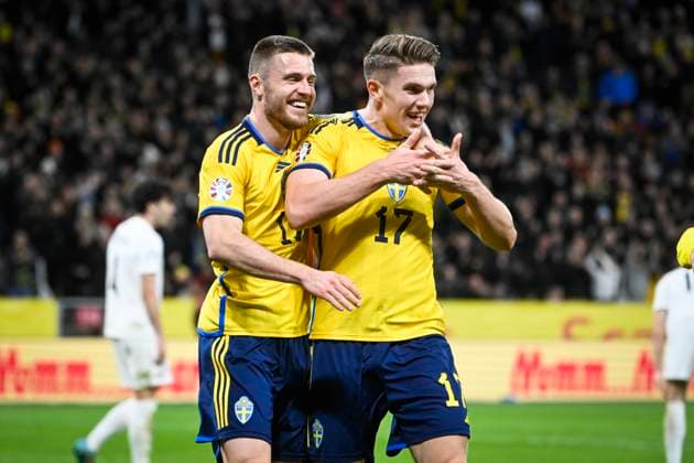 STOCKHOLM 20230327 Sveriges Viktor Gyökeres ( 17) jublar med Mattias Svanberg efter sitt 3-0-mal under mandagens EM-kvalmatch i fotboll mellan Sverige och Azerbajdzjan pa Friends Arena. STOCKHOLM SVERIGE x10080x Copyright: xFredrikxSandberg TTx EM-KVAL SVERIGE-AZERBAJDZJAN