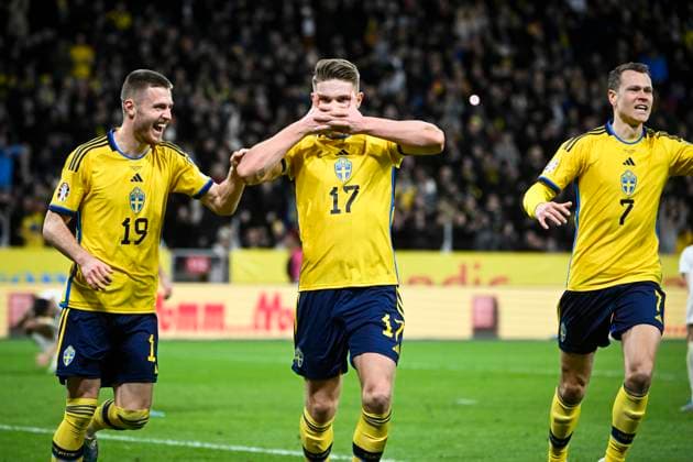 STOCKHOLM 20230327 Sveriges Viktor Gyökeres ( 17) jublar med Mattias Svanberg och Viktor Claesson efter sitt 3-0-mal under mandagens EM-kvalmatch i fotboll mellan Sverige och Azerbajdzjan pa Friends Arena. STOCKHOLM SVERIGE x10080x Copyright: xFredrikxSandberg TTx EM-KVAL SVERIGE-AZERBAJDZJAN