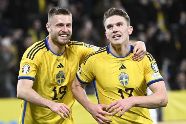 STOCKHOLM 20230327 Sveriges Viktor Gyökeres ( 17) jublar med Mattias Svanberg efter sitt 3-0-mal under mandagens EM-kvalmatch i fotboll mellan Sverige och Azerbajdzjan pa Friends Arena. STOCKHOLM SVERIGE x10080x Copyright: xFredrikxSandberg TTx EM-KVAL SVERIGE-AZERBAJDZJAN
