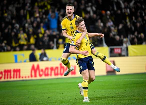 STOCKHOLM 20230327 Sveriges Viktor Gyökeres ( 17) jublar med Mattias Svanberg efter sitt 3-0-mal under mandagens EM-kvalmatch i fotboll mellan Sverige och Azerbajdzjan pa Friends Arena. STOCKHOLM SVERIGE x10080x Copyright: xFredrikxSandberg TTx EM-KVAL SVERIGE-AZERBAJDZJAN