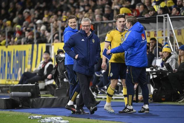 STOCKHOLM 20230327 Sveriges Viktor Gyökeres ( 17), förbundskapten Janne Andersson och Peter Wettergren (th), assisterande förbundskapten under mandagens EM-kvalmatch i fotboll mellan Sverige och Azerbajdzjan pa Friends Arena. STOCKHOLM SVERIGE x10080x Copyright: xFredrikxSandberg TTx EM-KVAL SVERIGE-AZERBAJDZJAN