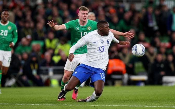 UEFA EURO, EM, Europameisterschaft,Fussball 2024 Qualifying Round Group B, Aviva Stadium, Dublin 27 3 2023 Republic of Ireland vs France Ireland™s Evan Ferguson with Ibrahima KonatÃ Evan Ferguson with Ibrahima KonatÃ 27 3 2023  Copyright: x INPHO JamesxCrombiex JFD12840