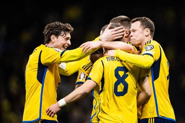 230327 Jesper Karlsson, Victor Nilsson Lindelöf and Viktor Claesson of Sweden celebrate after 4-0 during the UEFA EURO, EM, Europameisterschaft,Fussball Qualifier, EM, Europameisterschaft football match between Sweden and Azerbaijan on March 27, 2023 in Stockholm. Photo: Jesper Zerman BILDBYRAN COP 234 JZ0347 bbeng football soccer fotboll fotball uefa euro qualifier landskamp emkval em-kvalifisering em-kvalik sverige sverige a sweden azerbajdzjan jubel Copyright: JESPERxZERMAN BB230327JZ054