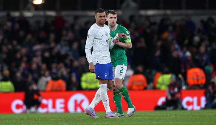 UEFA EURO, EM, Europameisterschaft,Fussball 2024 Qualifying Round Group B, Aviva Stadium, Dublin 27 3 2023 Republic of Ireland vs France France s Kylian MbappÃ Kylian MbappÃ with Seamus Coleman 27 3 2023  Copyright: x INPHO RyanxByrnex RB1_8662