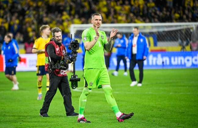 STOCKHOLM 20230327 Sveriges malvakt Robien Olsen jublar efter 5-0-segern i mandagens EM-kvalmatch i fotboll mellan Sverige och Azerbajdzjan pa Friends Arena. STOCKHOLM SVERIGE x10080x Copyright: xFredrikxSandberg TTx EM-KVAL SVERIGE-AZERBAJDZJAN