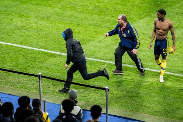 230327 A pitch invader and Anthony Elanga of Sweden during the UEFA EURO, EM, Europameisterschaft,Fussball Qualifier, EM, Europameisterschaft football match between Sweden and Azerbaijan on March 27, 2023 in Stockholm. Photo: Emma Wallskog BILDBYRAN COP 320 JZ0347 bbeng football soccer fotboll fotball uefa euro qualifier landskamp emkval em-kvalifisering em-kvalik sverige sverige a sweden azerbajdzjan publik Copyright: EMMAxWALLSKOG BB230327EW027