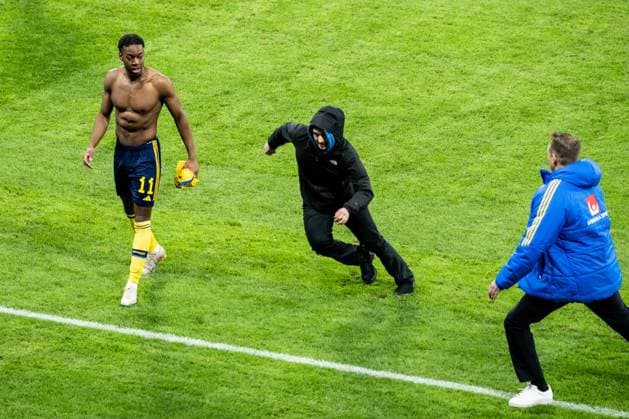 230327 A pitch invader and Anthony Elanga of Sweden during the UEFA EURO, EM, Europameisterschaft,Fussball Qualifier, EM, Europameisterschaft football match between Sweden and Azerbaijan on March 27, 2023 in Stockholm. Photo: Emma Wallskog BILDBYRAN COP 320 JZ0347 bbeng football soccer fotboll fotball uefa euro qualifier landskamp emkval em-kvalifisering em-kvalik sverige sverige a sweden azerbajdzjan publik Copyright: EMMAxWALLSKOG BB230327EW029