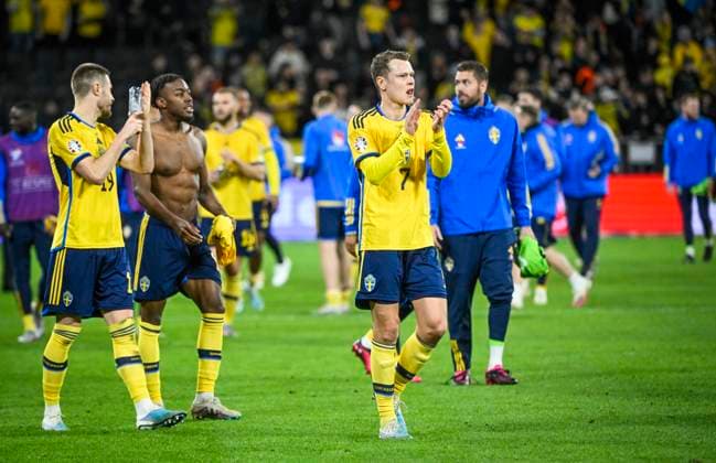 STOCKHOLM 20230327 Sveriges fr v Mattias Svanberg, Anthony Elanga och Viktor Claesson jublar efter 5-0-segern i mandagens EM-kvalmatch i fotboll mellan Sverige och Azerbajdzjan pa Friends Arena. STOCKHOLM SVERIGE x10080x Copyright: xFredrikxSandberg TTx EM-KVAL SVERIGE-AZERBAJDZJAN
