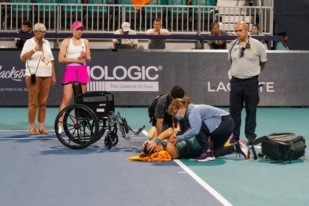 March 27, 2023, Miami Gardens, Florida, USA: Bianca Andreescu (CAN) reacts after an apparent left ankle injury during her women s singles match against Ekaterina Alexandrova (2nd L). Andreescu would withdraw and retire at the Miami Open presented by Itau at Hard Rock Stadium. Miami Gardens USA - ZUMAw109 20230327_zap_w109_050 Copyright: xDebbyxWongx