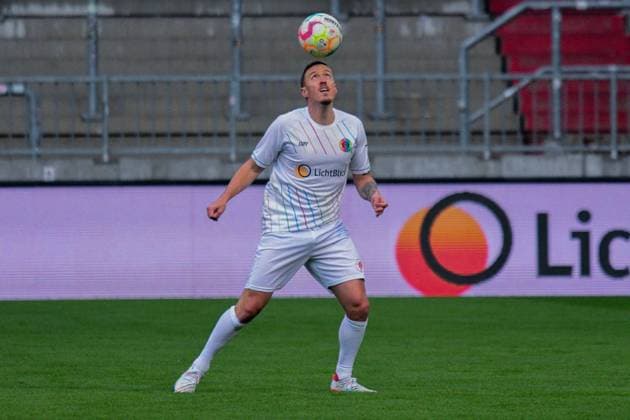 Deutschland , Hamburg , Millerntorstadion Fussball , 2. Fussball Bundesliga , Abschiedsspiel von Jan - Philipp Kalla , Max Kruse ( Team Alt St Pauli ) stopp den Ball *** Germany , Hamburg , Millerntorstadion Football , 2 Football Bundesliga , Farewell game of Jan Philipp Kalla , Max Kruse Team Alt St Pauli stop the ball