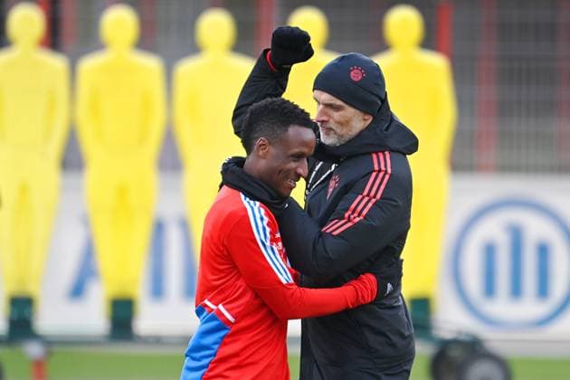 Sport Themen der Woche KW13 Sport Bilder des Tages Trainer Thomas TUCHEL (Bayern Muenchen), gibt Bouna Sarr (Bayern Muenchen) eine Kopfnuss,Hieb,Spass. Training FC Bayern Muenchen auf dem Trainingsgelaende an der Saebener Strasse am 28.03.2023. Fussball 1. Bundesliga,Saison 2022 2023. Â *** Coach Thomas TUCHEL Bayern Muenchen , gives Bouna Sarr Bayern Muenchen a head butt, blow, fun training FC Bayern Muenchen on the training ground at the Saebener Strasse on 28 03 2023 Football 1 Bundesliga, season 2022 2023 Â