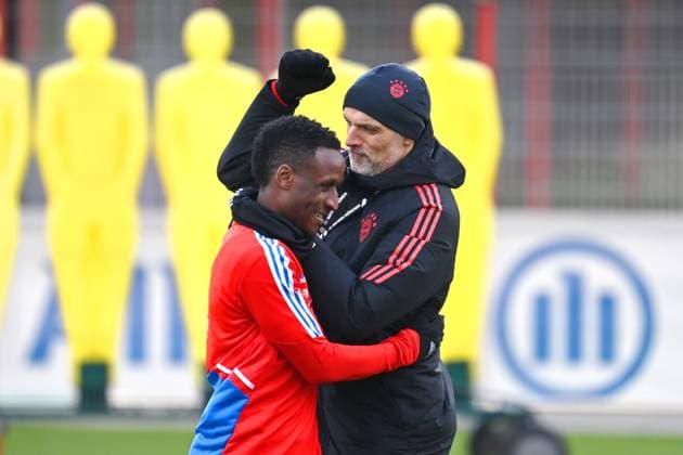 Sport Themen der Woche KW13 Trainer Thomas TUCHEL (Bayern Muenchen), gibt Bouna Sarr (Bayern Muenchen) eine Kopfnuss,Hieb,Spass. Training FC Bayern Muenchen auf dem Trainingsgelaende an der Saebener Strasse am 28.03.2023. Fussball 1. Bundesliga,Saison 2022 2023. Â *** Coach Thomas TUCHEL Bayern Muenchen , gives Bouna Sarr Bayern Muenchen a head butt, blow, fun training FC Bayern Muenchen on the training ground at the Saebener Strasse on 28 03 2023 Football 1 Bundesliga, season 2022 2023 Â