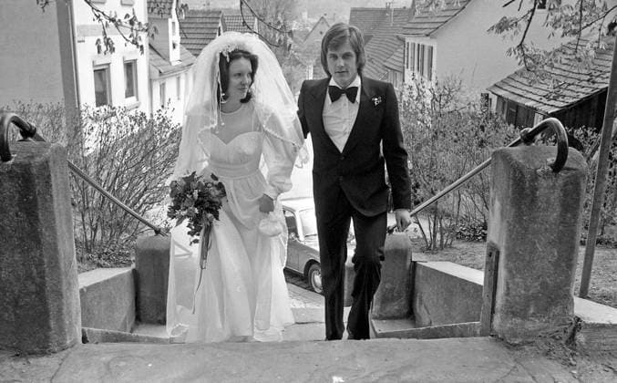 24.04.75 VfB Stuttgart Roleder Hochzeit Deutschland, Stuttgart, 24.04.1975, Fussball, Bundesliga, VfB Stuttgart: Hochzeit Traunung Vermählung Bräutigam Helmut Roleder mit Braut Frau Ilona. *** 24 04 75 VfB Stuttgart Roleder wedding Germany, Stuttgart, 24 04 1975, football, Bundesliga, VfB Stuttgart wedding marriage groom Helmut Roleder with bride wife Ilona