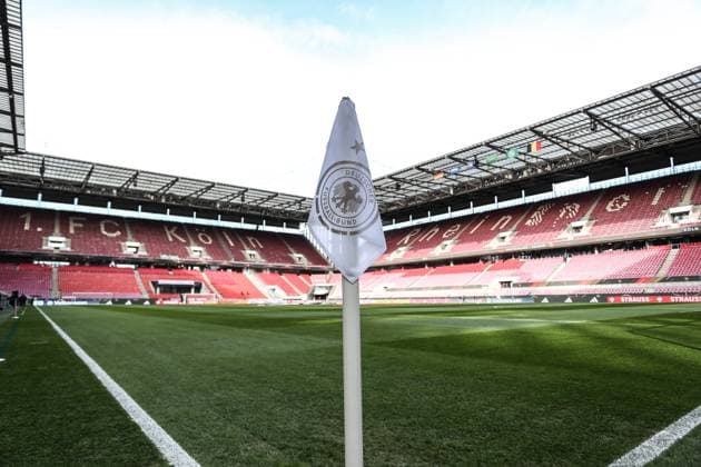 Fussball, DFB Länderspiel Saison 2022 2023 DFB Länderspiel Freundschaftsspiel Deutschland - Belgien 28.03.2023, RheinEnergie Stadion Das Rhein Energie Stadion mit einer Eckfahne mit DFB Nationalmannschaft Logo Köln RheinEnergie Stadion Nordrhein-Westfahlen Deutschland
