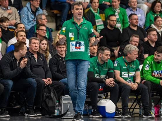 Sport Themen der Woche KW13 Sport Bilder des Tages Nico Kiener, Cheftrainer (Frisch Auf Frauen) wundert sich lautstark, Frisch Auf Goeppingen vs. Valur Reykjavik, EHF European League, Handball, Herren, 28.03.2023 Frisch Auf Goeppingen vs. Valur Reykjavik, EHF European League, Handball, Herren, 28.03.2023 Goeppingen *** Nico Kiener, head coach Frisch Auf women wonders aloud, Frisch Auf Goeppingen vs Valur Reykjavik, EHF European League, handball, men, 28 03 2023 Frisch Auf Goeppingen vs Valur Reykjavik, EHF European League, handball, men, 28 03 2023 Goeppingen. Copyright: xEIBNER MichaelxSchmidtx EP_MST