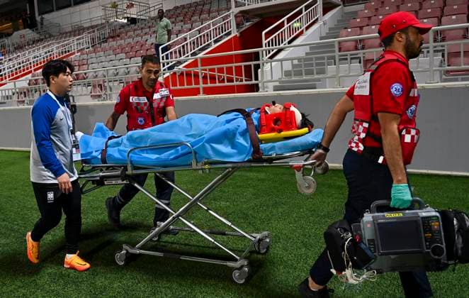 Sport Themen der Woche KW13 Sport Bilder des Tages Korea Republic U23 v United Arab Emirates U23 - International Friendly, Länderspiel, Nationalmannschaft Eom Jisung of South Korea leaves the pitch on a stretcher with a head injury during the International U23 Friendly Championship between South Korea and United Arab Emirates at the Abdullah bin Khalifa Stadium in Doha, Qatar on 28 March 2023. South Korea won 3-0 Doha Qatar  Copyright: xNoushadxThekkayilx originalFilename:varittyakkal-southkor230329_np6kL.jpg