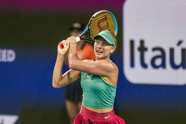 March 28, 2023, Miami Gardens, Florida, USA: Anastasia Potapova (RUS) returns a shot from Jessica Pegula (USA) during the women s quarterfinals match on Day 9 at the Miami Open presented by Itau at Hard Rock Stadium. Miami Gardens USA - ZUMAw109 20230328_zap_w109_086 Copyright: xDebbyxWongx