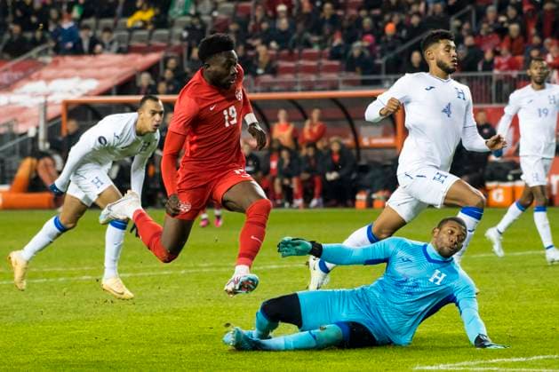 Fußball, CONCACAF Nations League, Kanada - Honduras March 28, 2023, Toronto, Ontario, Canada: Alphonso Davies 19 (L) and Luis Lopez 22 (R) in action during the CONCACAF Nations League qualifier game between Canada and Honduras at BMO field in Toronto. The game ended 4-1 for Canada sending it to the semifinals. Toronto Canada - ZUMAm154 20230328_zap_m154_021 Copyright: xAngelxMarchinix