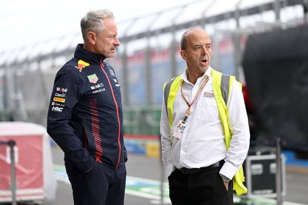 Australian Formula 1 Grand Prix Preparations Australian Grand Prix chief executive Andrew Westacott speaks to a Red Bull Racing team member ahead of the 2023 Formula 1 Australian Grand Prix at Albert Park in Melbourne on the 29th of March, 2023. Melbourne Australia  Copyright: xMorganxHancockx originalFilename:hancock-australi230329_nplC0.jpg