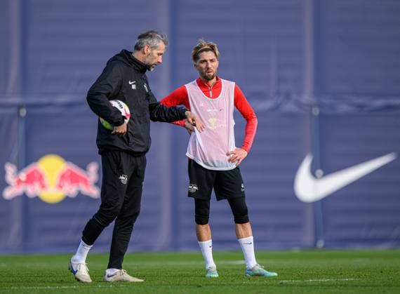 Leipzigs Cheftrainer Trainer Coach Marco Rose mit Kevin Kampl. Training RB Leipzig. 22. Maerz 2023: Leipzig, Red Bull Akademie. Training RB Leipzig