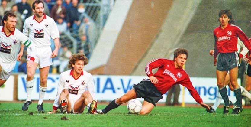 RECORD DATE NOT STATED Aus 1. BL. Saison 1987 88 Hannover 96 - 1. FC Kaiserslauterb 1:0 am 05.03.1988. Im Foto: Han96 Spieler sind Günter Drews sowie re. Siegfried Reich *** From 1 BL season 1987 88 Hannover 96 1 FC Kaiserslauterb 1 0 on 05 03 1988 In the photo Han96 players are Günter Drews as well as re Siegfried Reich